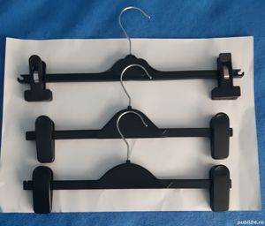 Vând umerașe ,suporți perete și mobilier magazin. 