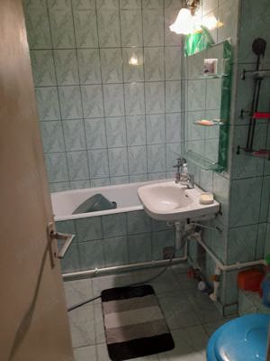 Vând apartament  cu 2 camere, semidecomandat, spațios în localitatea Bârlad, județul Vaslui - imagine 1