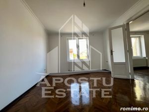 Apartament la curte cu 3 camere,108 mp,centrală proprie, zona Parneava - imagine 3