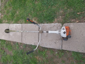 tai iarba cu motocoasa