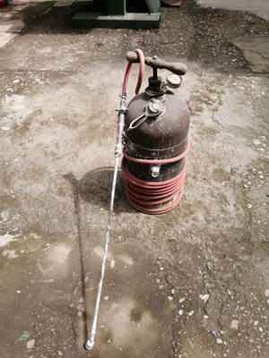 Vand pompa zugravit din alama.