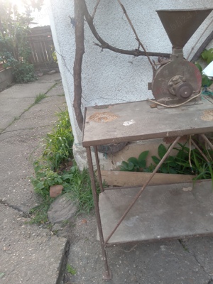 Vind moara de măcinat porumb cu masa și polizor incorporat in masă 