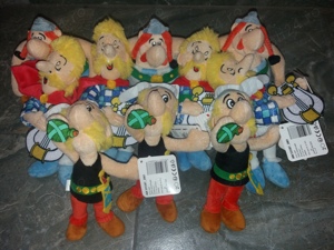 Jucarii plus Asterix Obelix Assurancetourix cadou Paste Craciun 20 cm Pret 6 lei.  Livrare gratis in