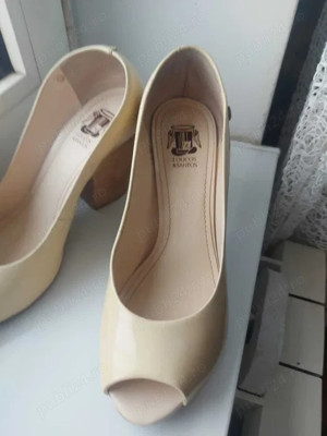 Pantofi NOI cu toc piele naturala lacuita, Loucos & Santos, marime 37, crem, transport gratuit