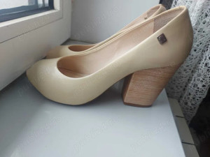 Pantofi NOI cu toc piele naturala lacuita, Loucos & Santos, marime 37, crem, transport gratuit - imagine 2