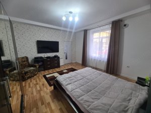 3 cam RENOVAT loc parcare centrala proprie cladire istorica Sinaia - imagine 3