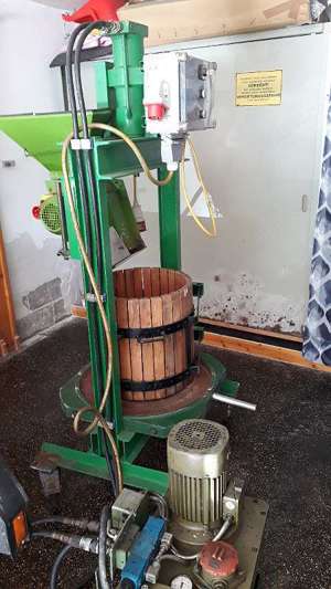 Vând Presă cu tocătoare,  de Struguri,Mere,Fructe  - imagine 3