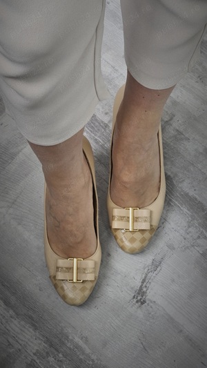 Tocuri nude, cu fundă, din pliele, au o mică platformă, masura 40