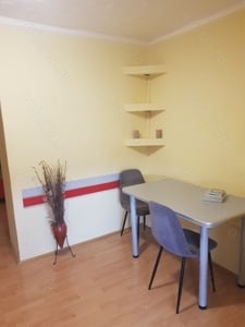 Dau în chirie apartament cu 3 camere, 2 bai, Pb mare, decomandat