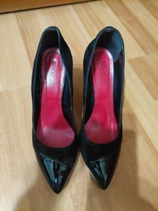 Pantofi negri de piele, noi