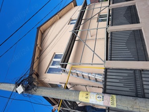 Case la rosu finisaje de calitate 