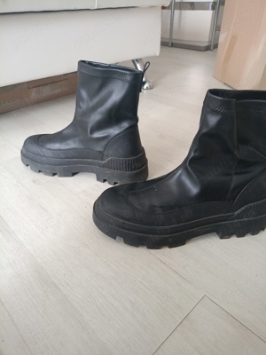 Vând ghete dama mărimea 40,in stare perfecta, produs de calitate.