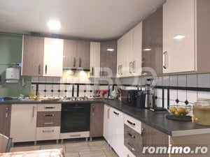 Apartament de vanzare la casa 138 mp 4 camere pivnita garaj Cisnadie