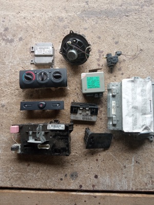 vând ceasuri de bord si electronica de renault clio