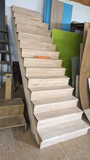 Scara la Comanda pentru Interior sau Exterior Lemn Masiv