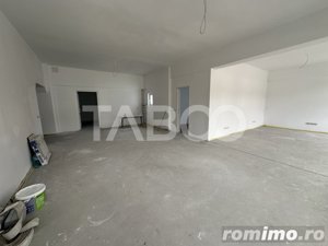 Spatiu comercial cu vitrina pe 3 niveluri cu suprafata utila de 915mp  - imagine 5