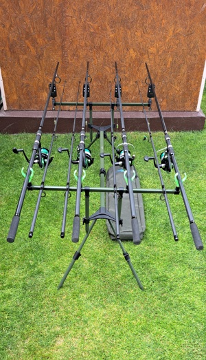 Set Pescuit la Crap, 4 Lansete 3,90m, 2 Segm, 4 Mulinete 8000, Rod Pod,  Senzori 