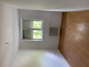 Dau în chirie garsonieră etajul 2, zona Rogerius