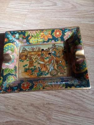 PORTELAN SCRUMIERA Originala asiatica,decorata cu 2 maiden in curtea imperiala,inconjurate de flori - imagine 5