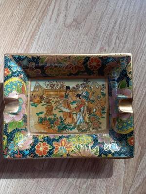 PORTELAN SCRUMIERA Originala asiatica,decorata cu 2 maiden in curtea imperiala,inconjurate de flori - imagine 2