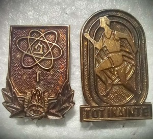 2 insigne pionieri, lipsă emailuri