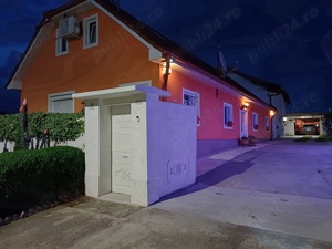 Casa ( pensiune) de vânzare cu 7 camere Un Bungalow si casa bătrâneasca la 2,3 km de Băile Felix  - imagine 2