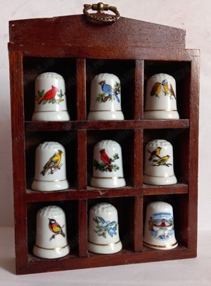 Set vechi de 9 degetare cu tematică de păsări, cu suport din lemn