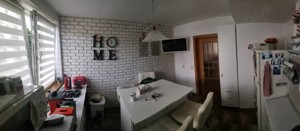 Apartament cu 4 Camere de Vânzare în Onești - Zona Ultracentrală - imagine 2