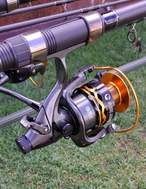 Set Pescuit La Crap, 4 Lansete 3,90m, 2 Segm, 4 Mulinete Tambur 8000 cu Baitrunner, Rod Pod, Senzori - imagine 2
