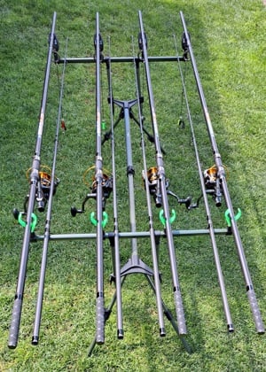 Set Pescuit La Crap, 4 Lansete 3,90m, 2 Segm, 4 Mulinete Tambur 8000 cu Baitrunner, Rod Pod, Senzori