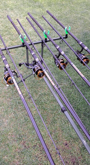 Set Pescuit La Crap, 4 Lansete 3,90m, 2 Segm, 4 Mulinete Tambur 8000 cu Baitrunner, Rod Pod, Senzori - imagine 3