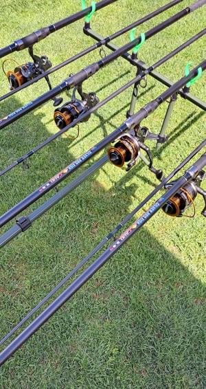 Set Pescuit La Crap, 4 Lansete 3,90m, 2 Segm, 4 Mulinete Tambur 8000 cu Baitrunner, Rod Pod, Senzori - imagine 4