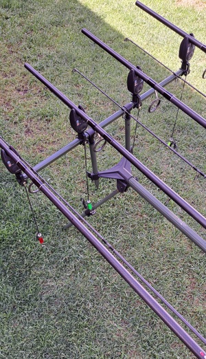 Set Pescuit La Crap, 4 Lansete 3,90m, 2 Segm, 4 Mulinete Tambur 8000 cu Baitrunner, Rod Pod, Senzori - imagine 5