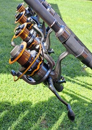 Set Pescuit La Crap, 4 Lansete 3,90m, 2 Segm, 4 Mulinete Tambur 8000 cu Baitrunner, Rod Pod, Senzori - imagine 7