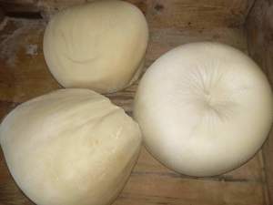 Vand telemea,cas si burduf de vaca si pastrama de oaie!