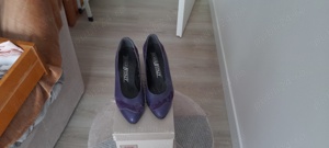 Vând pantofi din piele , culoare mov - imagine 2