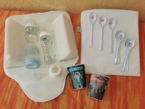 biberon, perna inclinata bebelus insertie scaun carut patut bebe, lingurite pahare copil