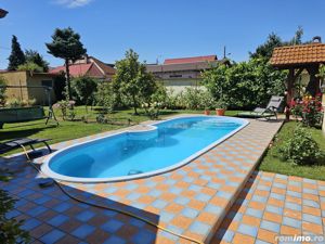 Villa, situata semicentral, spre vanzare, cu piscina si garaj - imagine 2