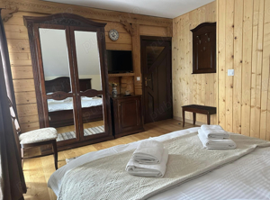 Închiriez pensiune cu 8 camere in stil maramureșean  - imagine 7