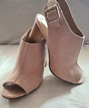 Sandale roz aproape noi