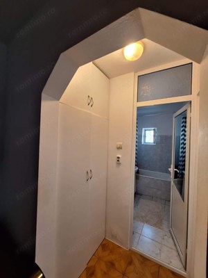 De vanzare apartament cu 2 camere, decomandat, etajul 1, zona Roman Vodă  - imagine 2