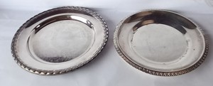 2 farfurii vechi din alamă argintată, deosebite