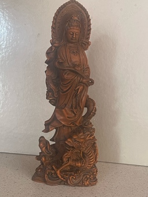 Mica statueta Budha sculptata in lemn.