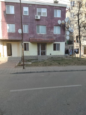 Vand apartament 2camere situat in Targoviste str Avram Iancu parter 