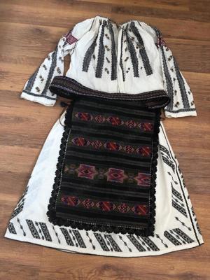 Costume populare autentice !