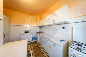 Apartament cu 4 camere, decomandat in zona centrala - imagine 2