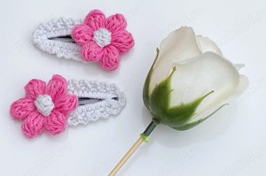 Agrafe cu flori crosetate