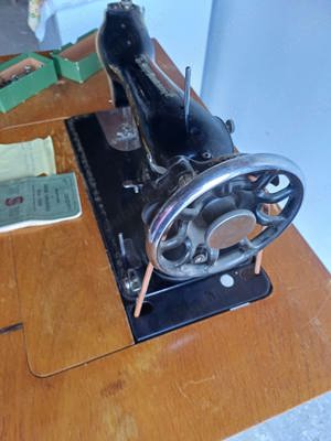 Vând mașină de cusut veche - imagine 5
