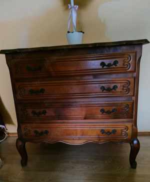 Vand comoda veche intretinuta foarte bine !  