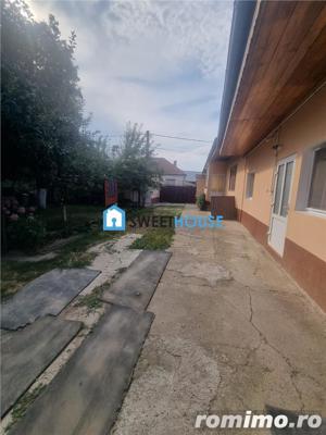 Casa cu curete, gradina si anexe Rausor - imagine 17